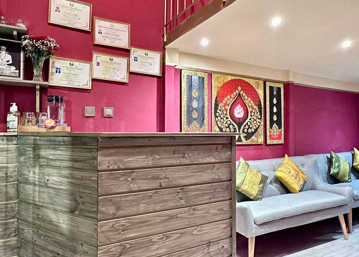 Relaxing lounge at Pavina Thai Massage - 1065 Budapest Lázár utca 12, Budapest, Magyar, HU with decor and seating.