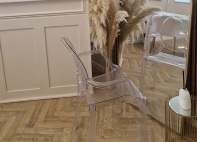 Elegant reception at Beautybyrumaysa, Stoke-on-Trent, England, GB with clear chairs and pampas decor.