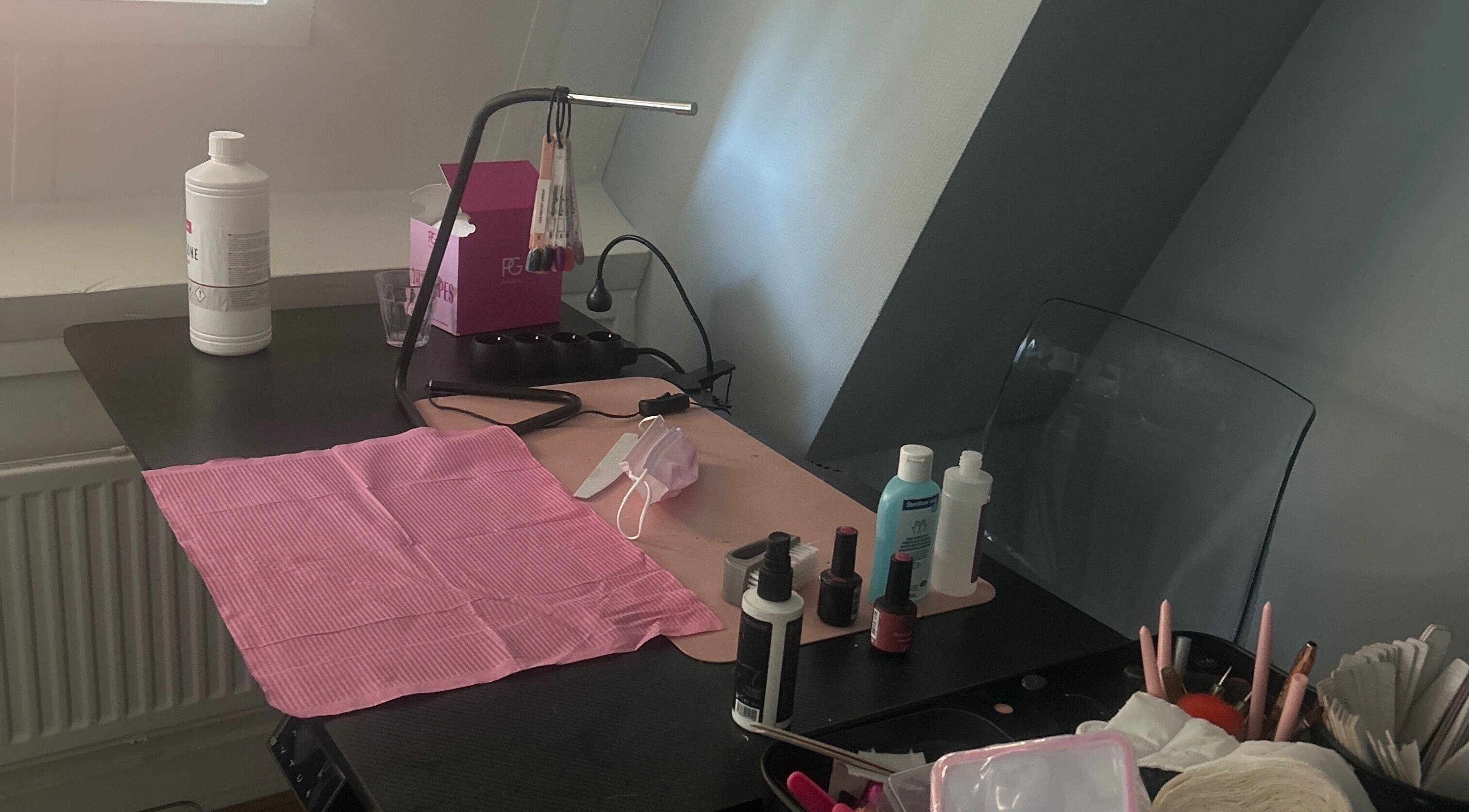 Manicure station bij Beautysalonyaar in Kampen, Overijssel, NL met roze mat en verzorgingsproducten.