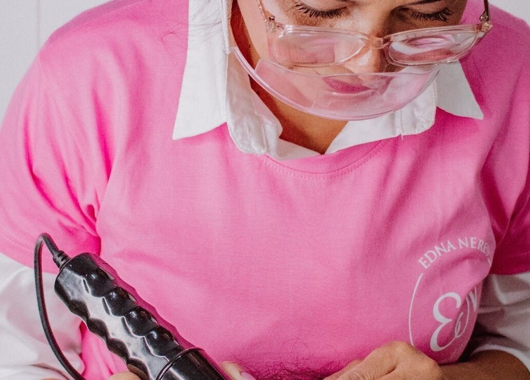 Beauty professional at Edna Neres, Vila Nova De Gaia, Porto, PT, expertly using a beauty tool.
