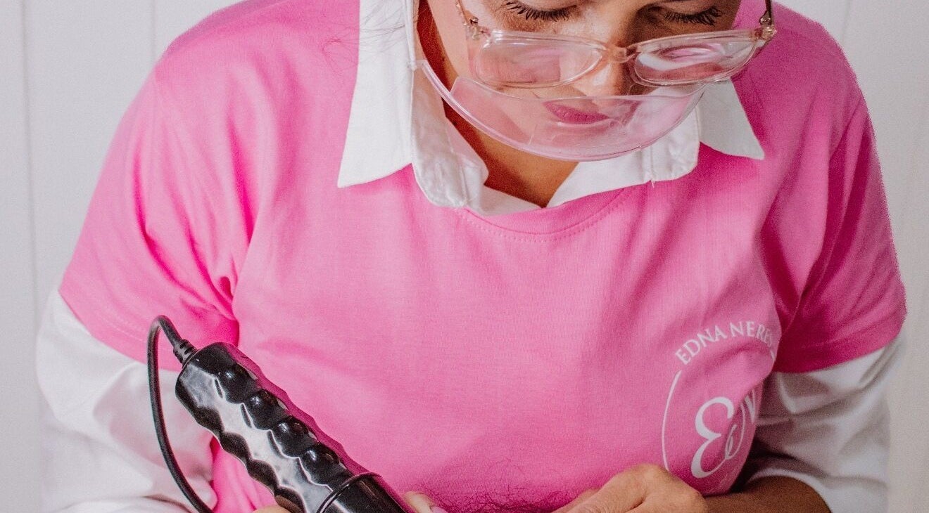 Beauty professional at Edna Neres, Vila Nova De Gaia, Porto, PT, expertly using a beauty tool.