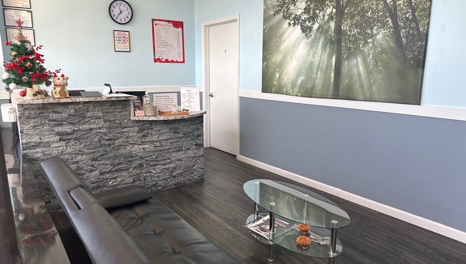 Tranquil reception area at Massage Randolph, Colesville, Maryland, US with cozy seating and welcoming decor.