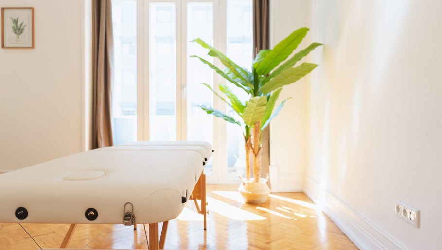 Sala iluminada com maca de massagem em Sayo - Massage & Beauty, Lisboa, Lisboa, PT.