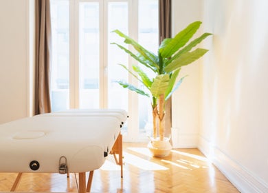 Sala iluminada com maca de massagem em Sayo - Massage & Beauty, Lisboa, Lisboa, PT.