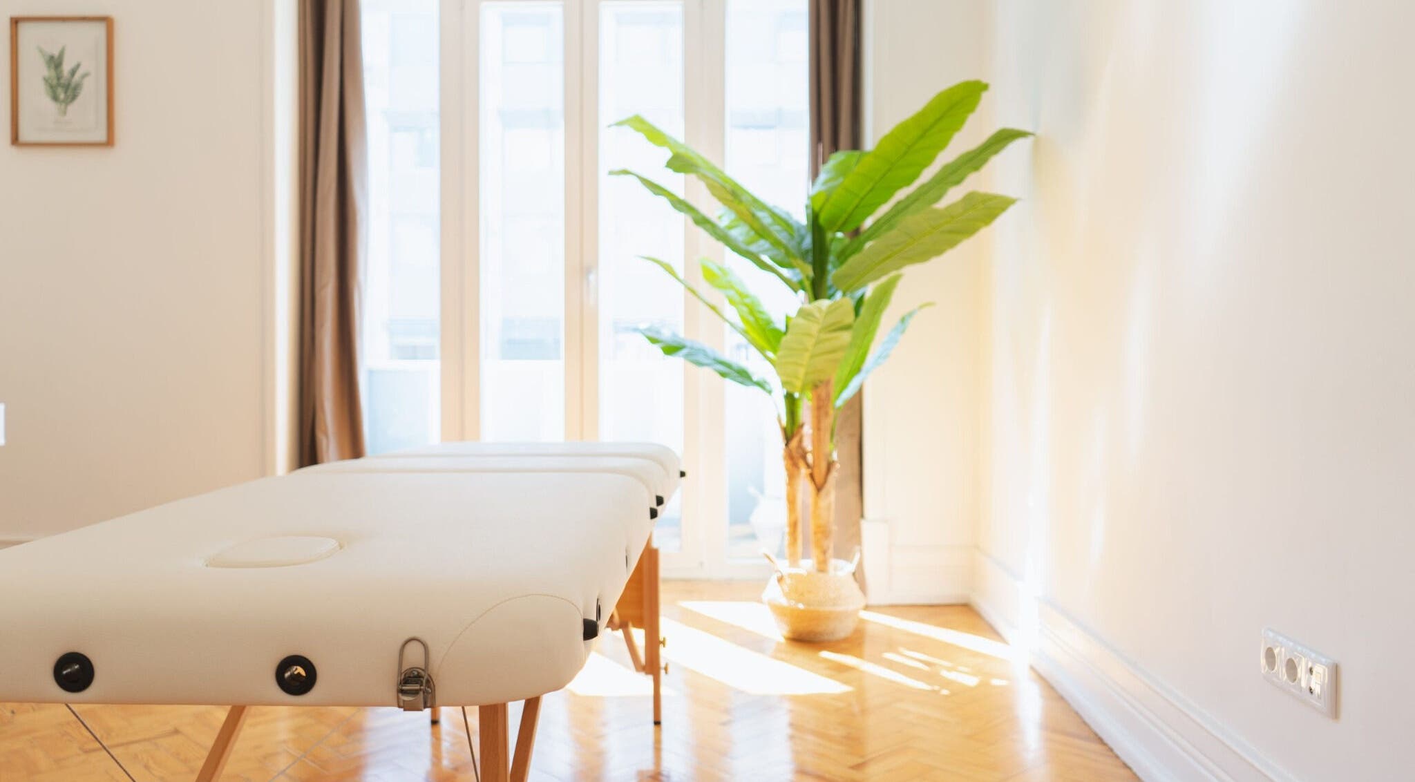 Sala iluminada com maca de massagem em Sayo - Massage & Beauty, Lisboa, Lisboa, PT.