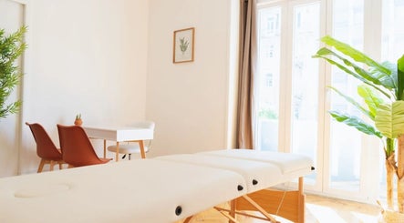 Sala de massagem iluminada em Sayo - Massage & Beauty, Lisboa, Lisboa, PT.