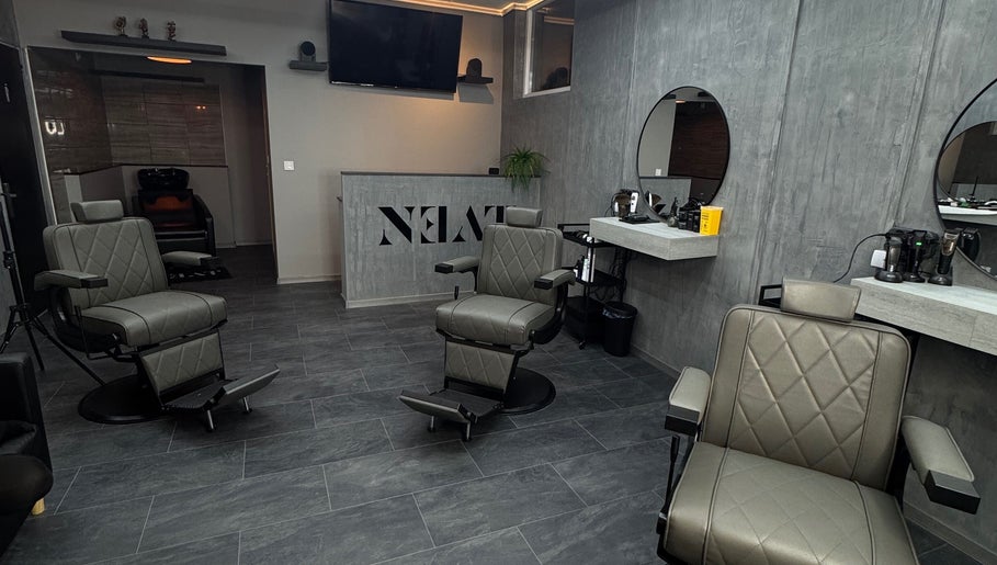 Neat Male Hairstudio modern belső tér Budapest Magyar, HU: elegáns székek és pult.