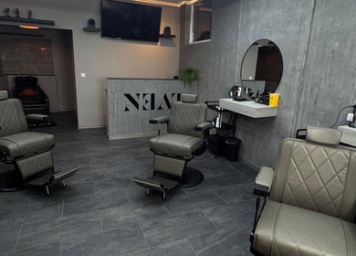 Neat Male Hairstudio modern belső tér Budapest Magyar, HU: elegáns székek és pult.