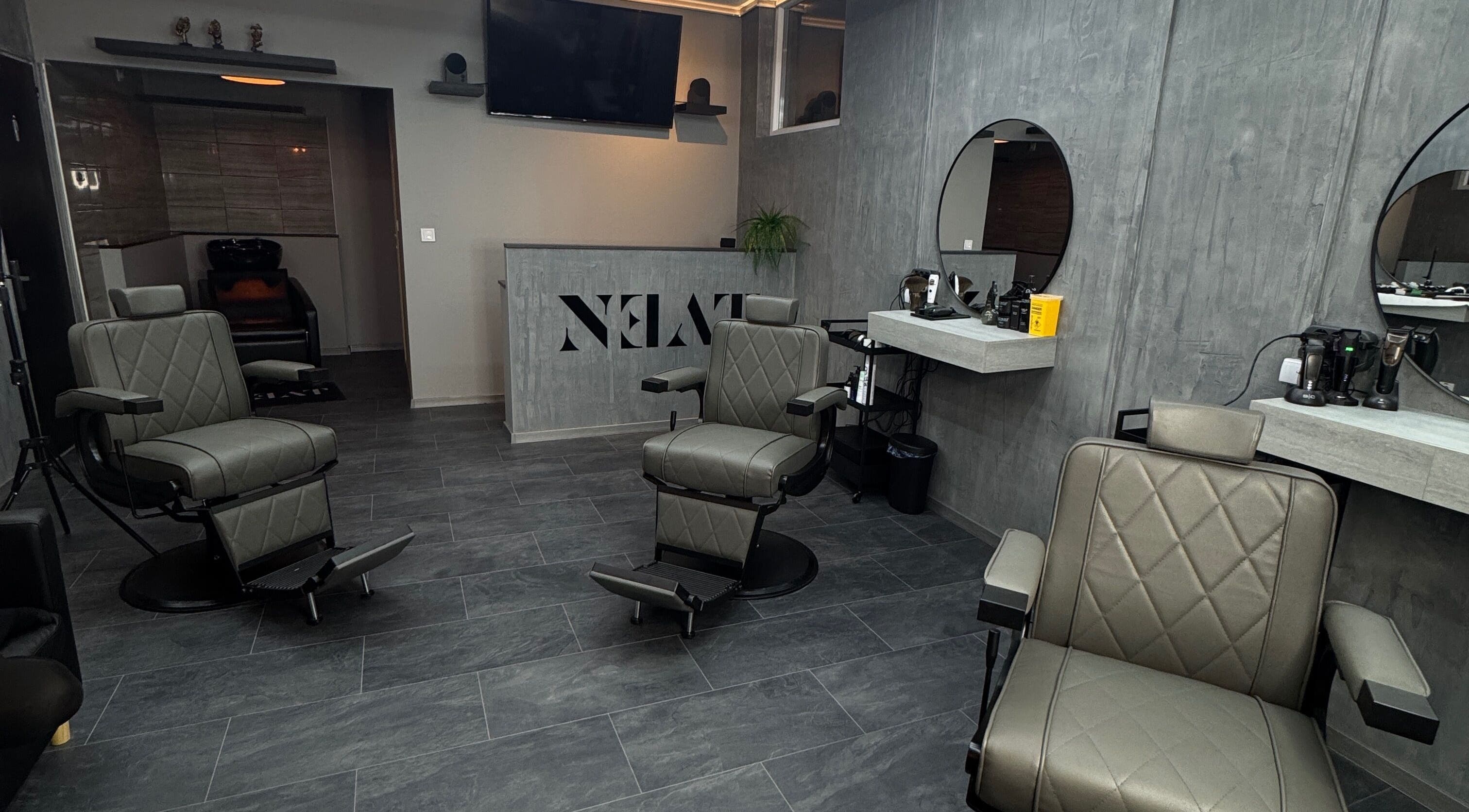Neat Male Hairstudio modern belső tér Budapest Magyar, HU: elegáns székek és pult.