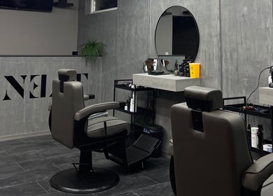 Modern borbélyszékek a Neat Male Hairstudio-ban, Budapest, Magyar, HU cím alatt.