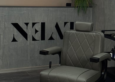 Modern barber szék a Neat Male Hairstudio-ban, Budapest, Magyar, HU.