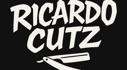 Logotipo estilizado do Ricardocutz em Peniche, Leiria, PT. Design moderno e minimalista.