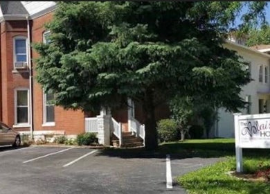 Elegant exterior of L.D Esthetics, Quincy, Illinois, US with lush greenery.