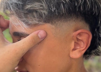 Une coupe de cheveux moderne réalisée au salon O’garage, L'union, Occitanie, FR, montrant un style détaillé.