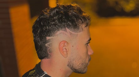 Coupe de cheveux artistique chez O’garage, L'union, Occitanie, FR, avec motifs rasés sur le côté.