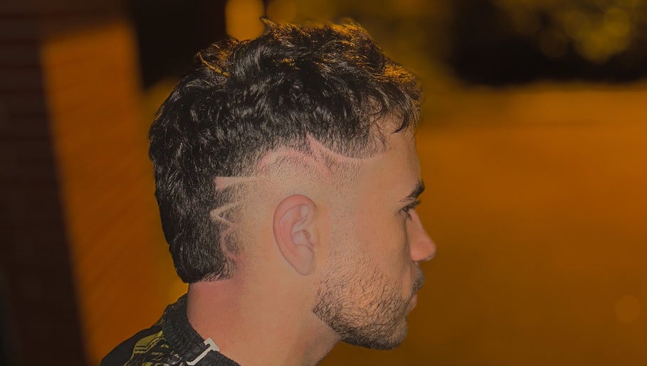 Coiffure stylisée chez O’garage, L'union, Occitanie, FR, avec design rasé unique pour homme.