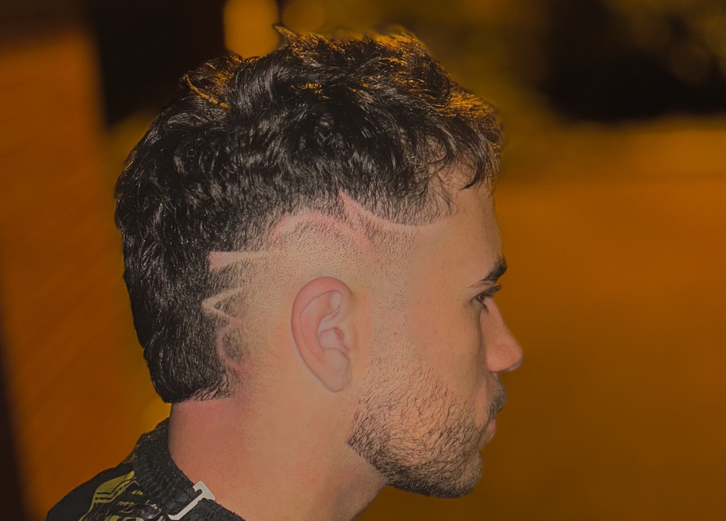 Coiffure stylisée chez O’garage, L'union, Occitanie, FR, avec design rasé unique pour homme.