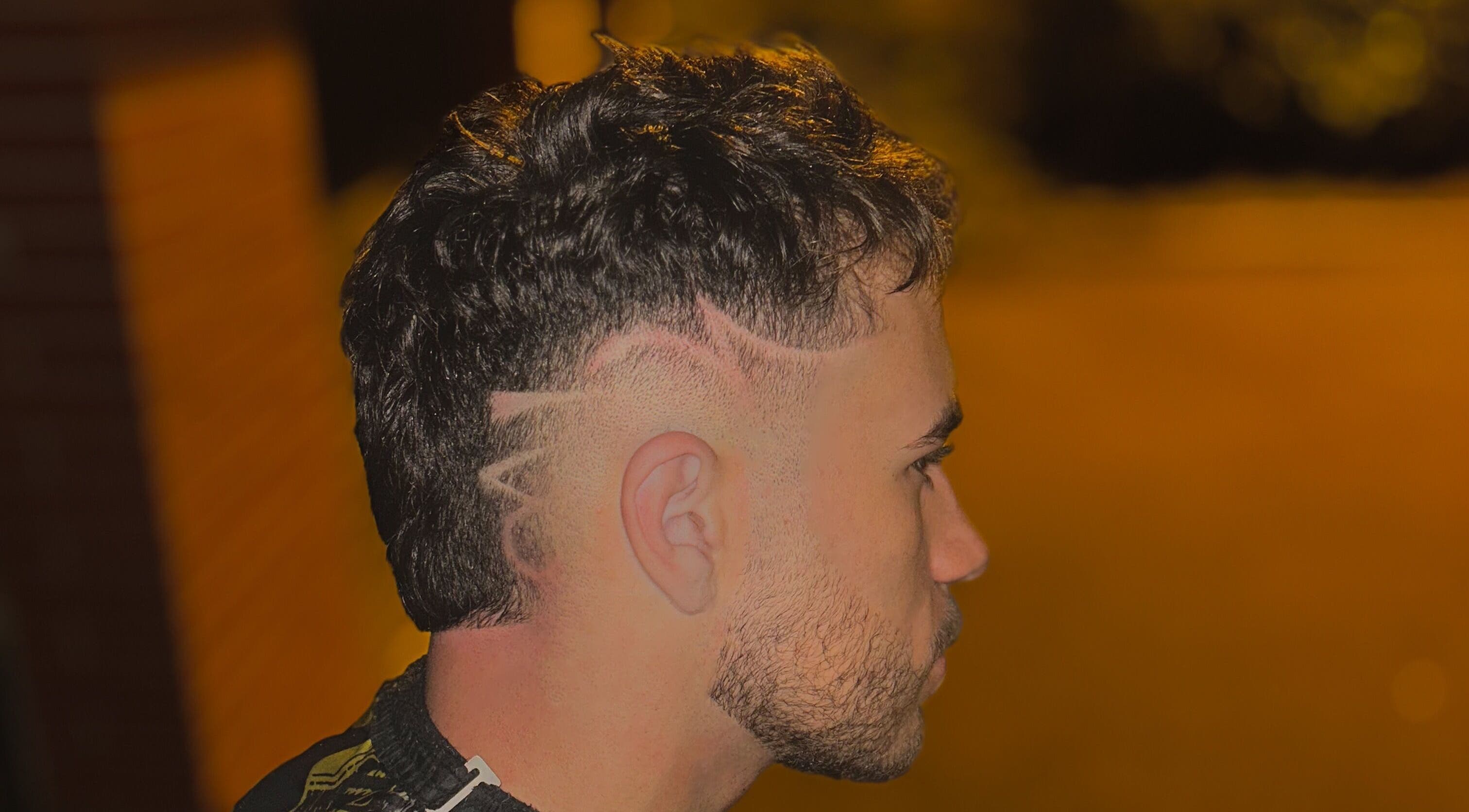 Coiffure stylisée chez O’garage, L'union, Occitanie, FR, avec design rasé unique pour homme.