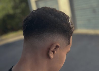 Coupe de cheveux moderne à O’garage, L'union, Occitanie, FR, pour un style tendance.