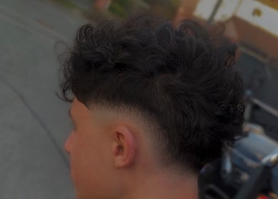 Coiffure tendance au salon O’garage à L'union, Occitanie, FR, mettant en valeur une coupe moderne.