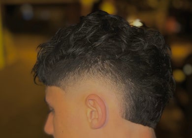 Coupe de cheveux moderne à O’garage, L'union, Occitanie, FR, mettant en valeur un dégradé élégant.