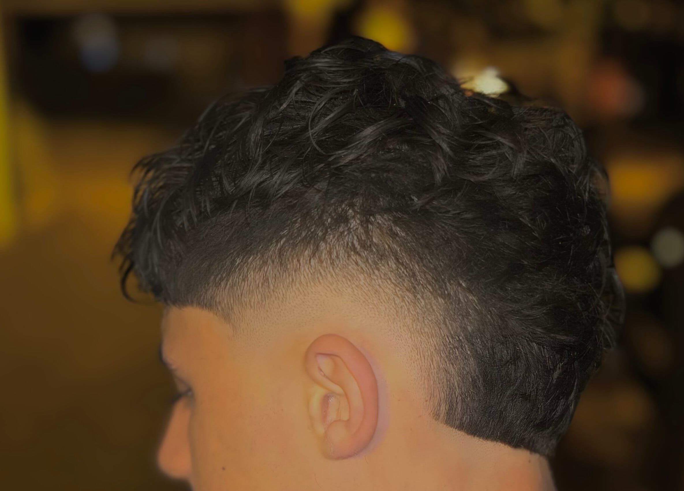 Coupe de cheveux moderne à O’garage, L'union, Occitanie, FR, mettant en valeur un dégradé élégant.