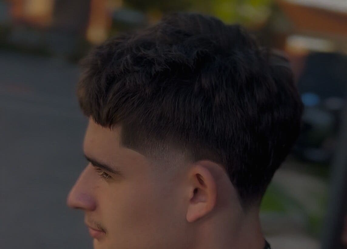 Profil masculin avec coupe de cheveux moderne chez O’garage, L'union, Occitanie, FR.