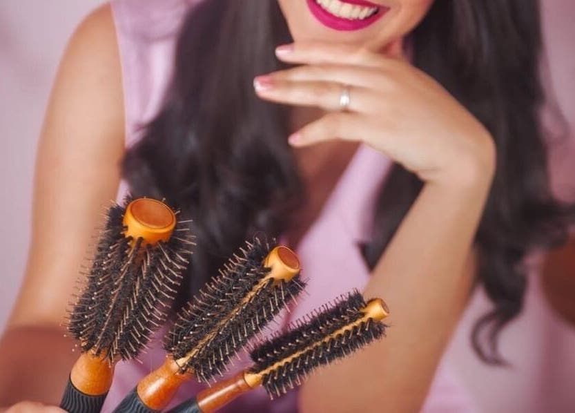 Profissional segura escovas redondas no Studio Marinho, Lisboa, Lisboa, PT.