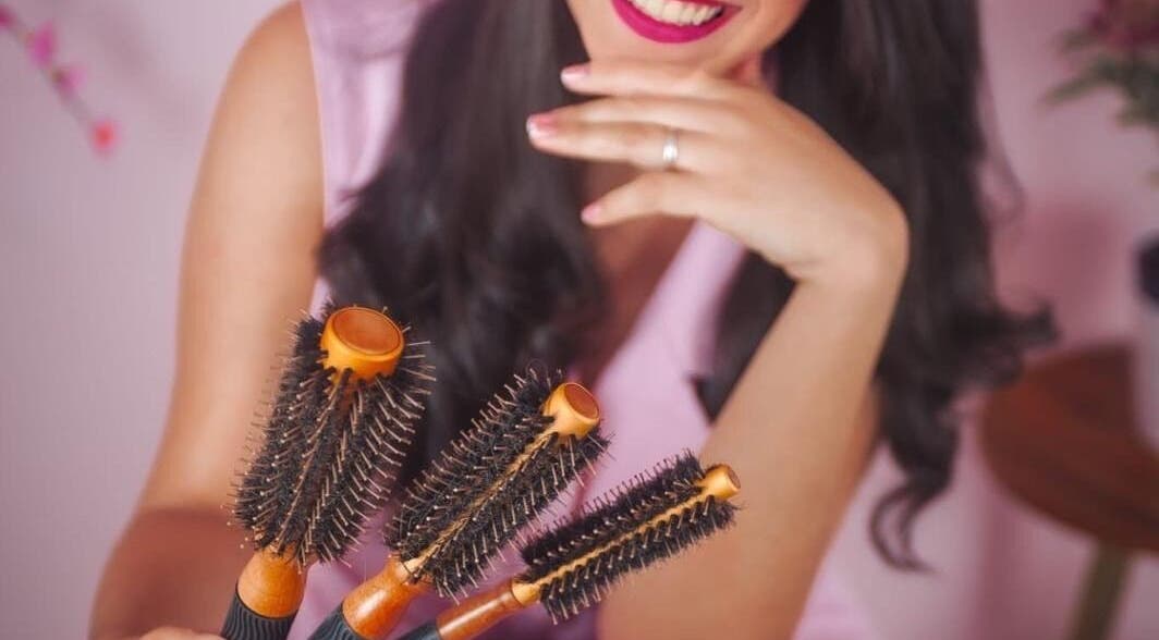 Profissional segura escovas redondas no Studio Marinho, Lisboa, Lisboa, PT.