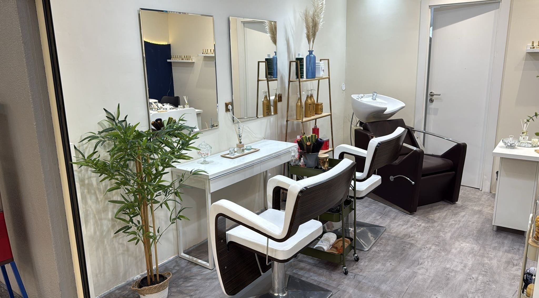 Interior moderno do Studio Marinho em Lisboa, Lisboa, PT, destaca cadeiras elegantes e decoração minimalista.