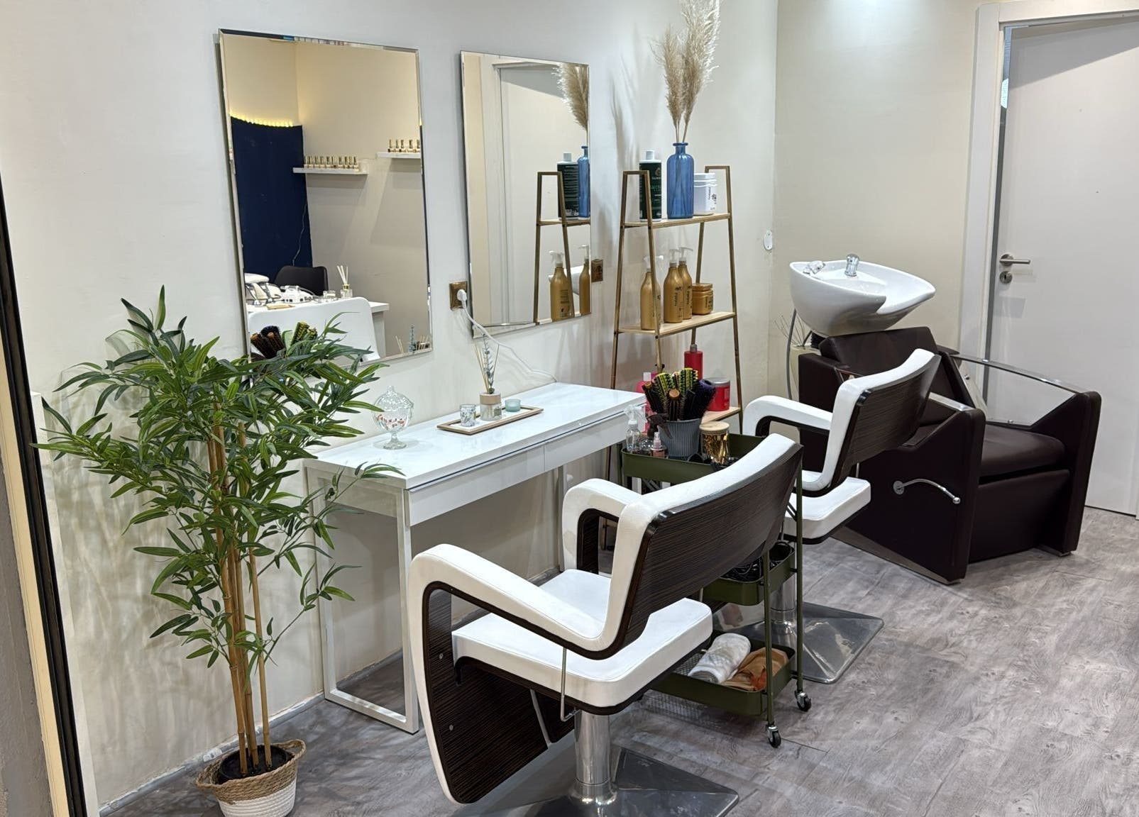 Cadeira de salão em Studio Marinho, Lisboa, Lisboa, PT, destacando luxo e conforto no ambiente.