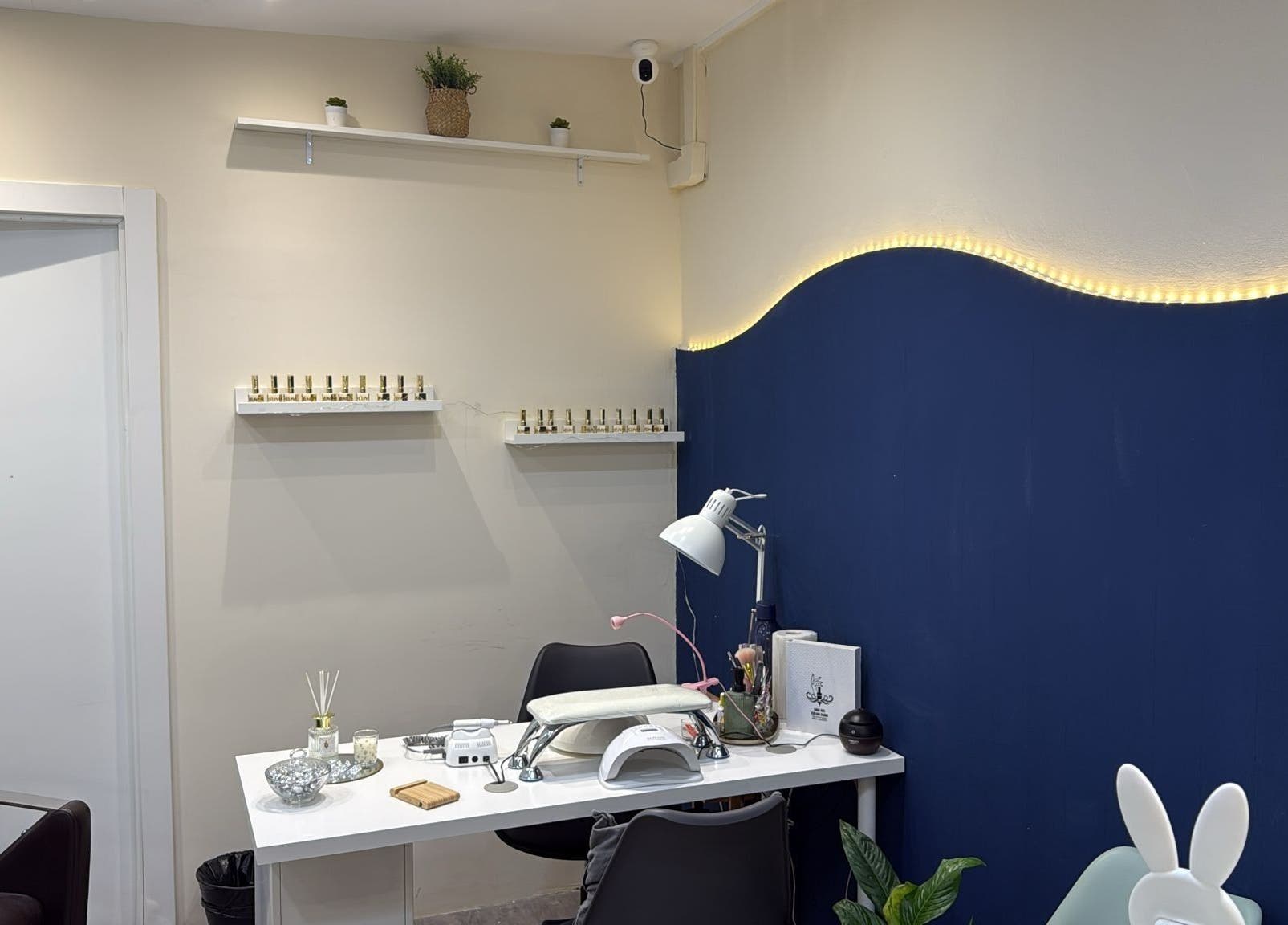 Mesa elegante no Studio Marinho para serviços de beleza em Lisboa, Lisboa, PT.