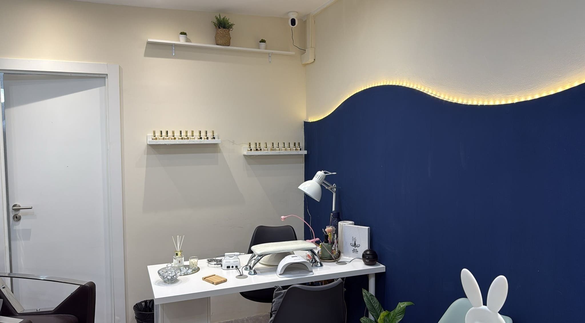 Mesa elegante no Studio Marinho para serviços de beleza em Lisboa, Lisboa, PT.