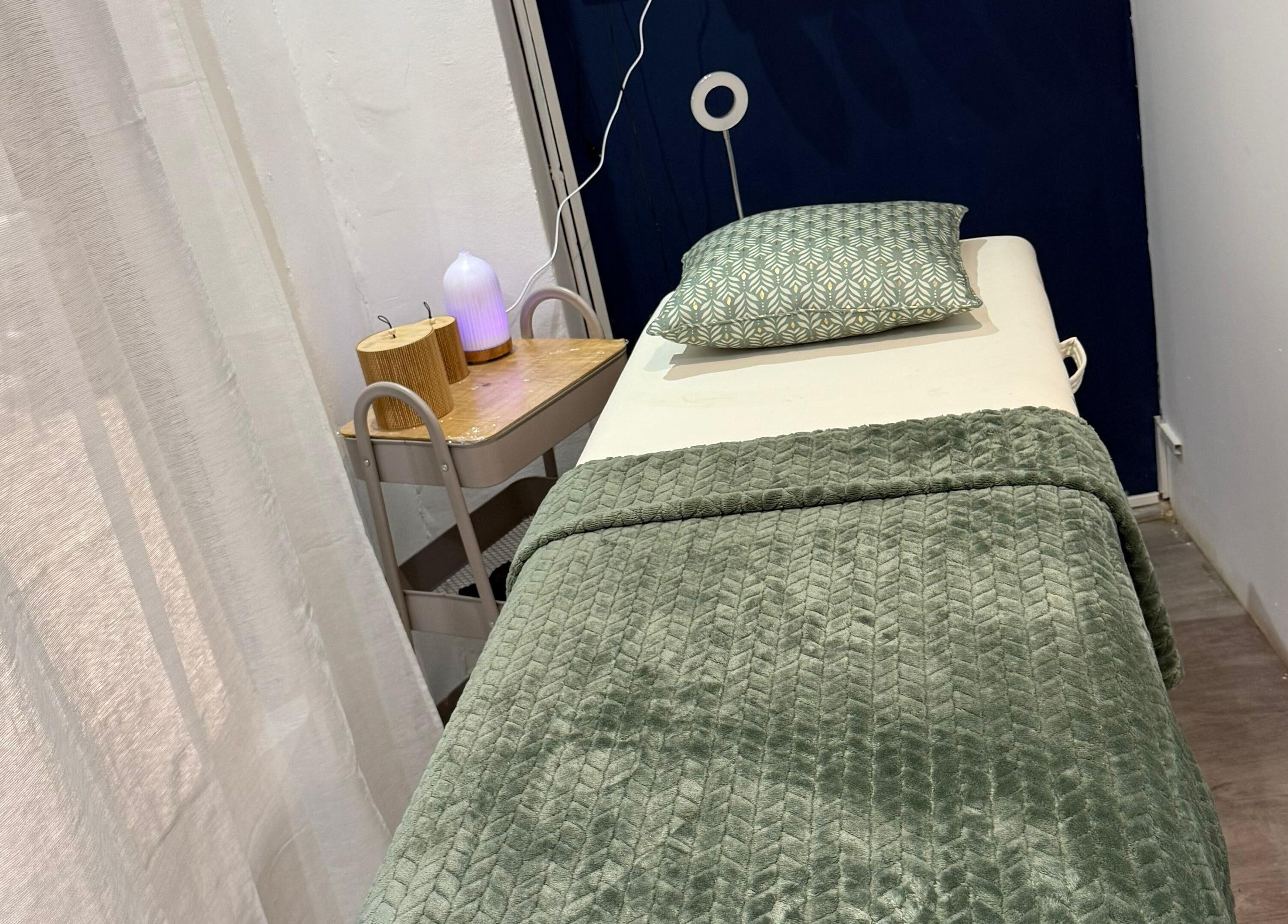 Sala de massagem aconchegante em Studio Marinho, Lisboa, Lisboa, PT, com mesa e decoração relaxante.