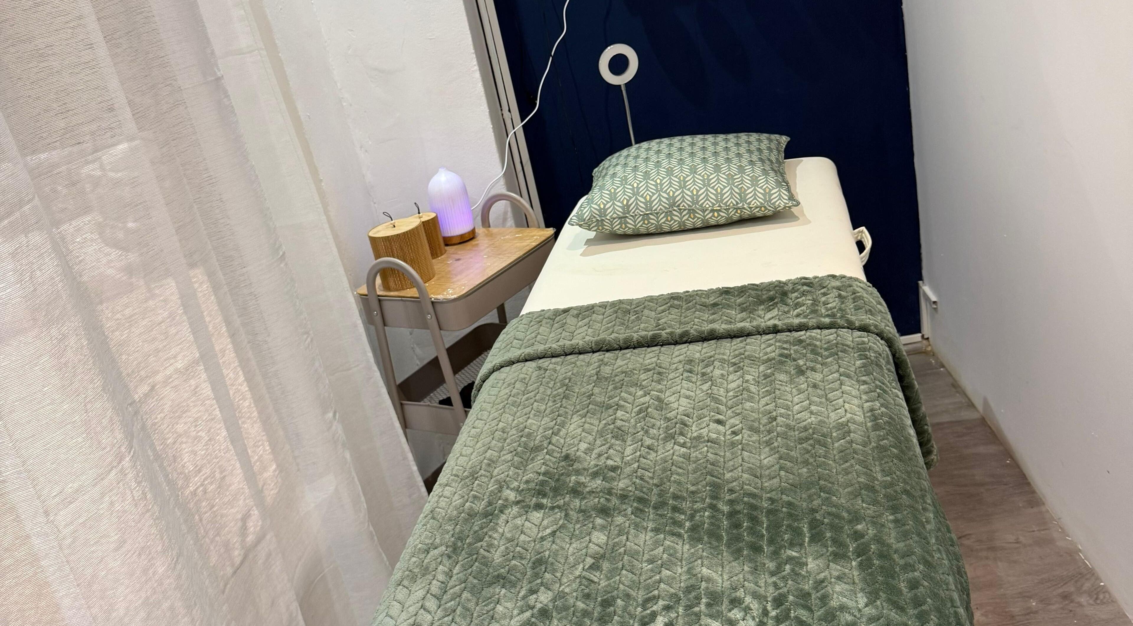 Sala de massagem aconchegante em Studio Marinho, Lisboa, Lisboa, PT, com mesa e decoração relaxante.