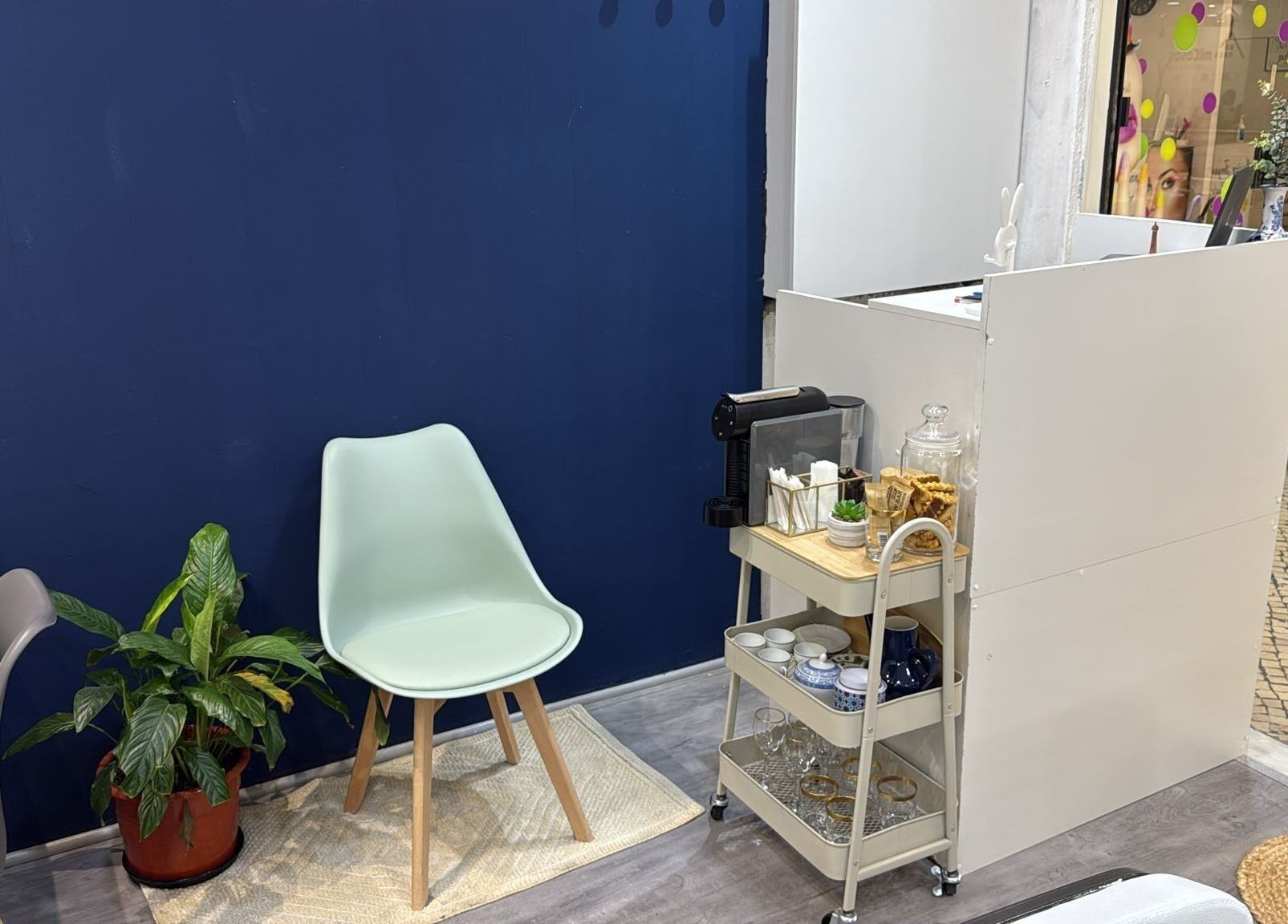 Espaço acolhedor da Studio Marinho em Lisboa, Lisboa, PT, com cadeira moderna e carrinho de chá elegante.