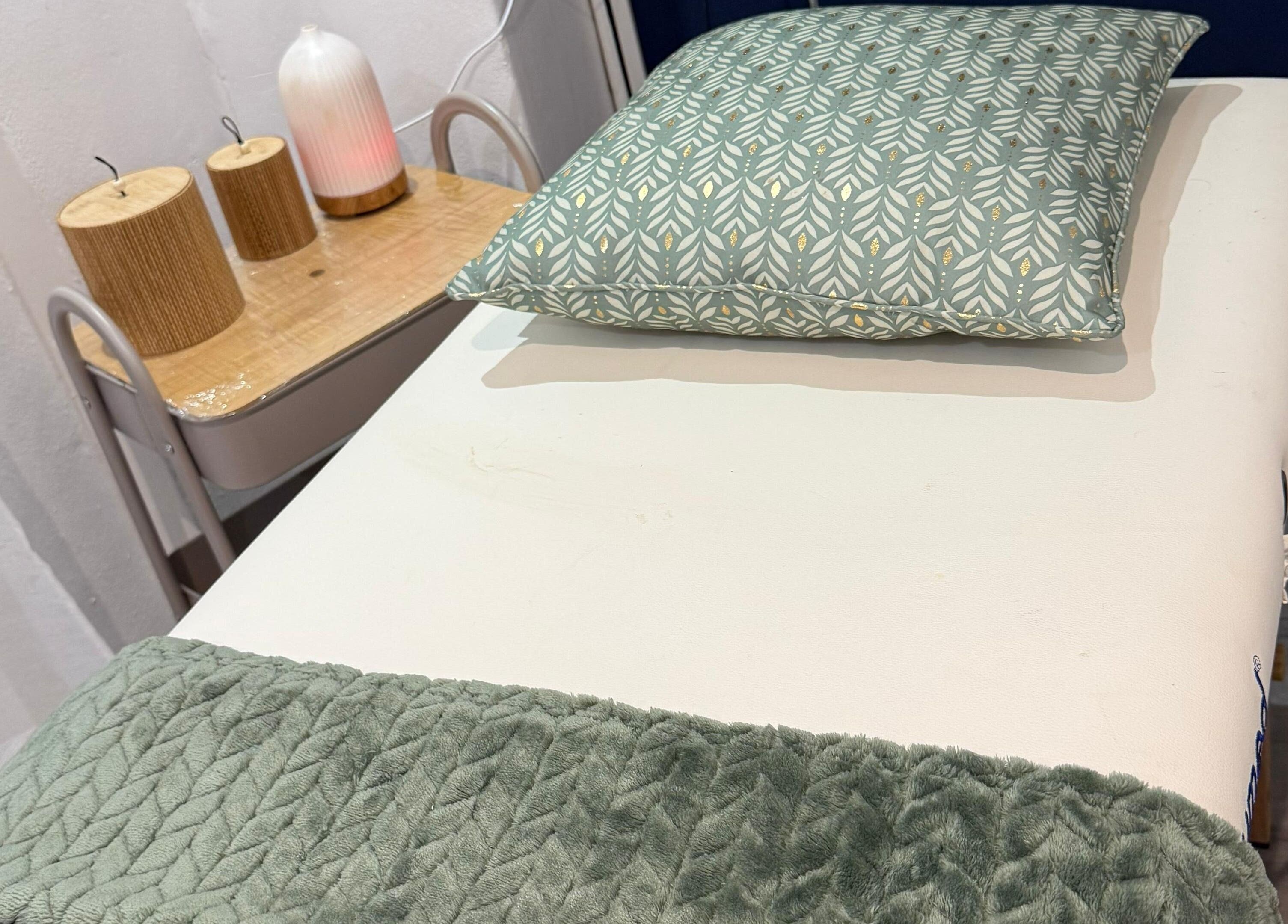 Mesa de massagem acolhedora no Studio Marinho, Lisboa, Lisboa, PT, com almofada e decorações relaxantes.