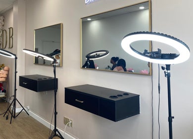 Modern beauty studio at DIMA FACES, Longueuil, Québec, CA, featuring chic mirrors and professional lighting.