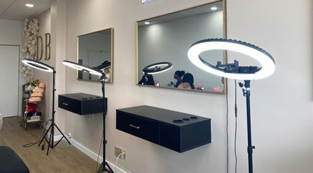 Modern beauty studio at DIMA FACES, Longueuil, Québec, CA, featuring chic mirrors and professional lighting.