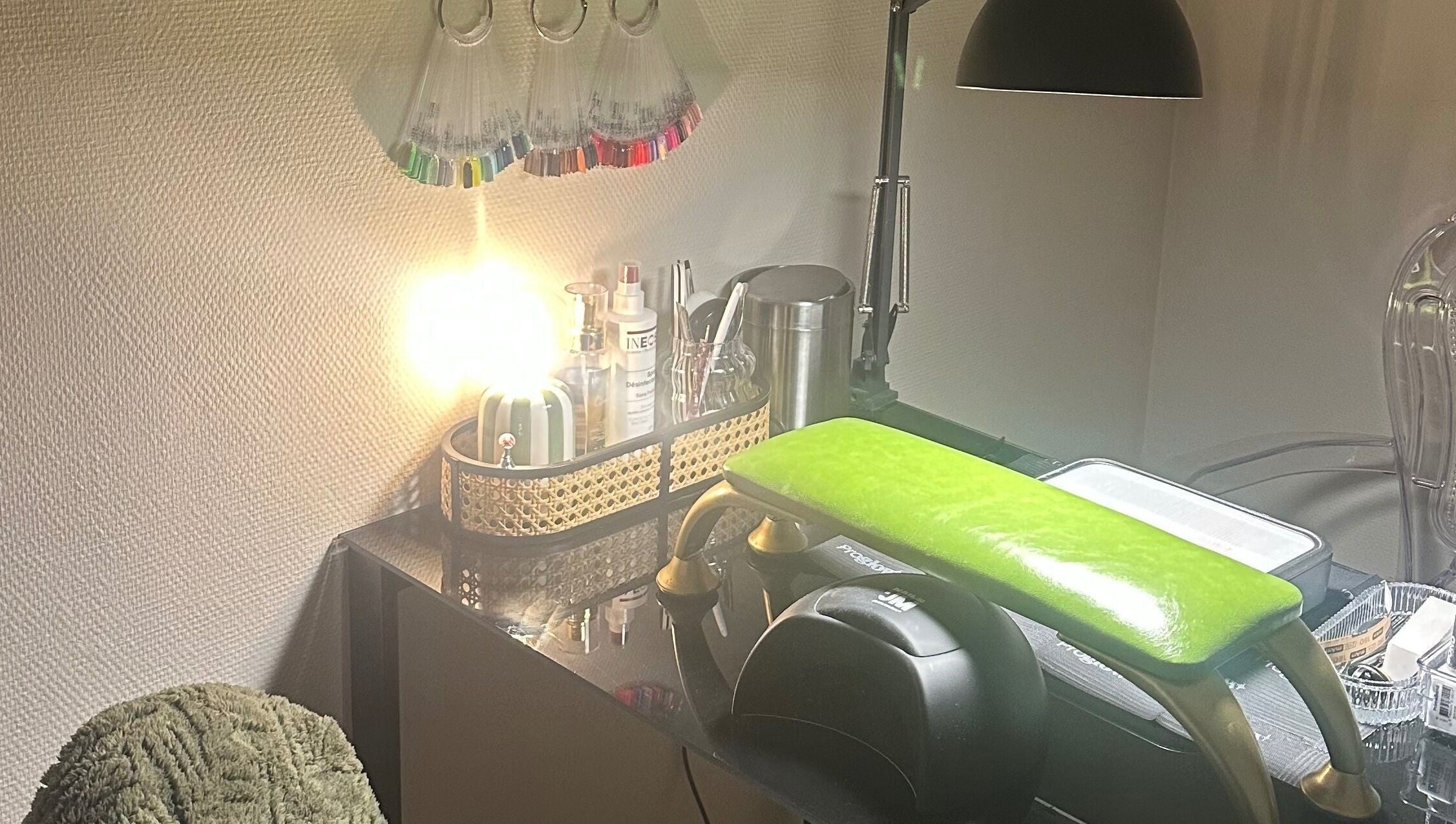 Espace manucure élégant chez Passion Nails, La Hague, Normandie, FR, avec outils et échantillons de vernis.