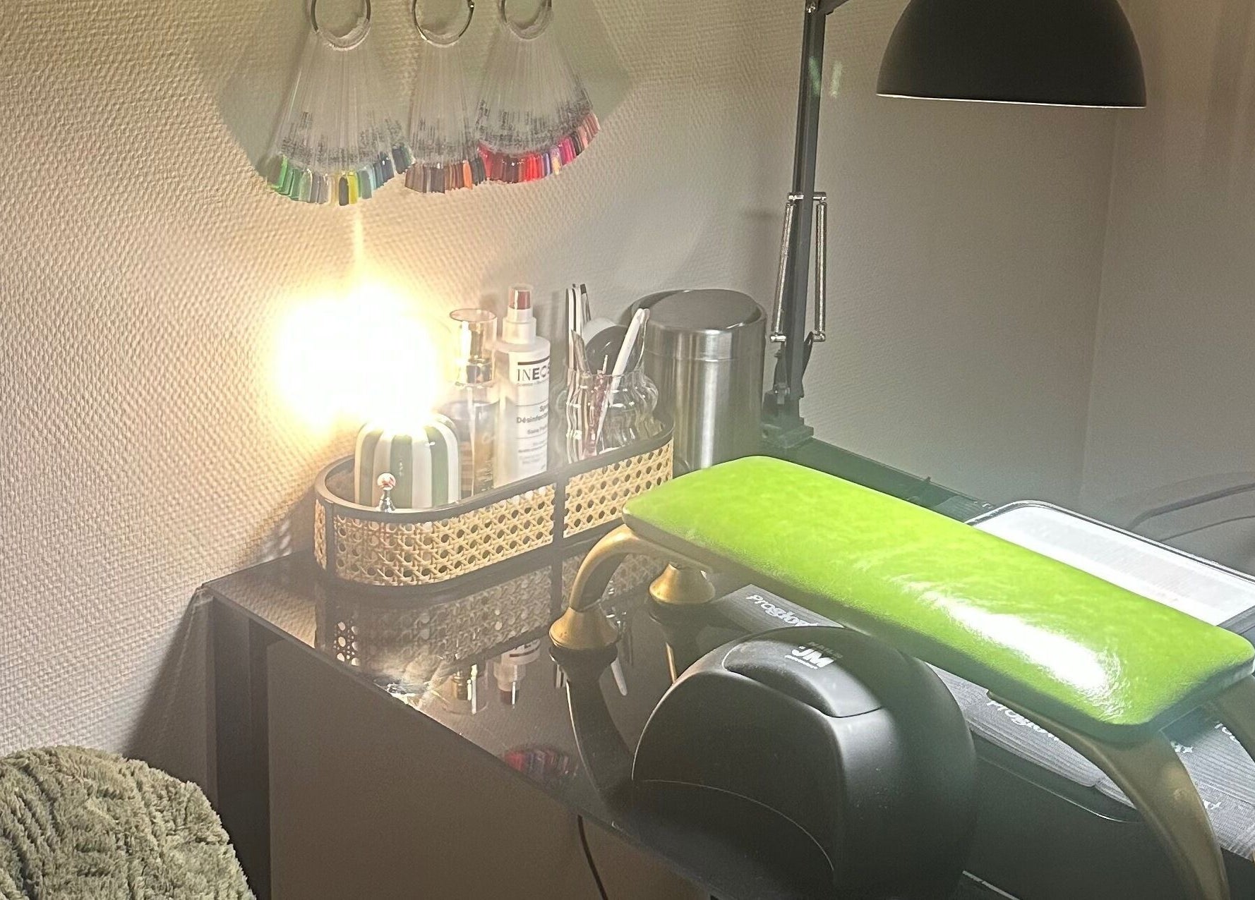 Espace manucure élégant chez Passion Nails, La Hague, Normandie, FR, avec outils et échantillons de vernis.