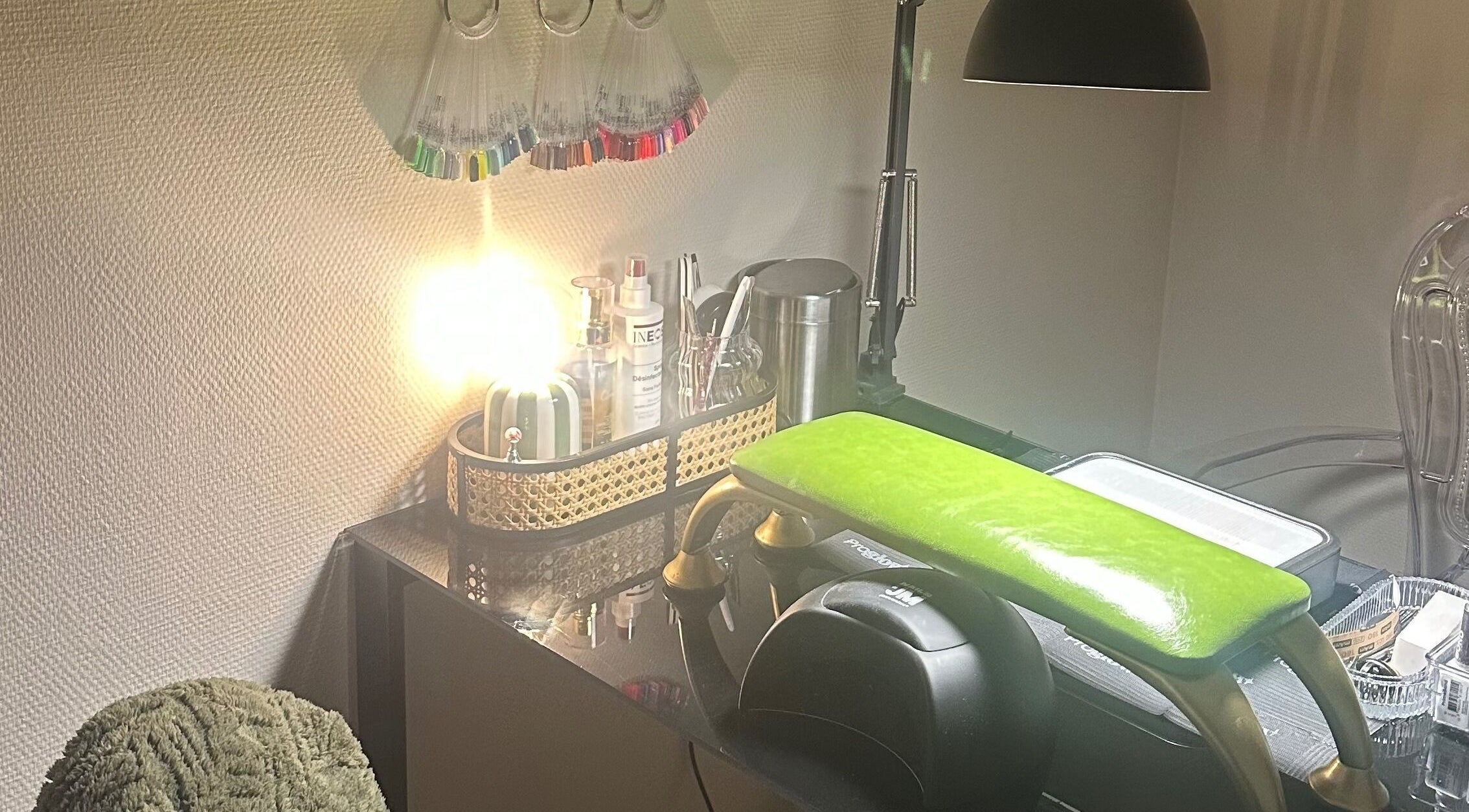 Espace manucure élégant chez Passion Nails, La Hague, Normandie, FR, avec outils et échantillons de vernis.