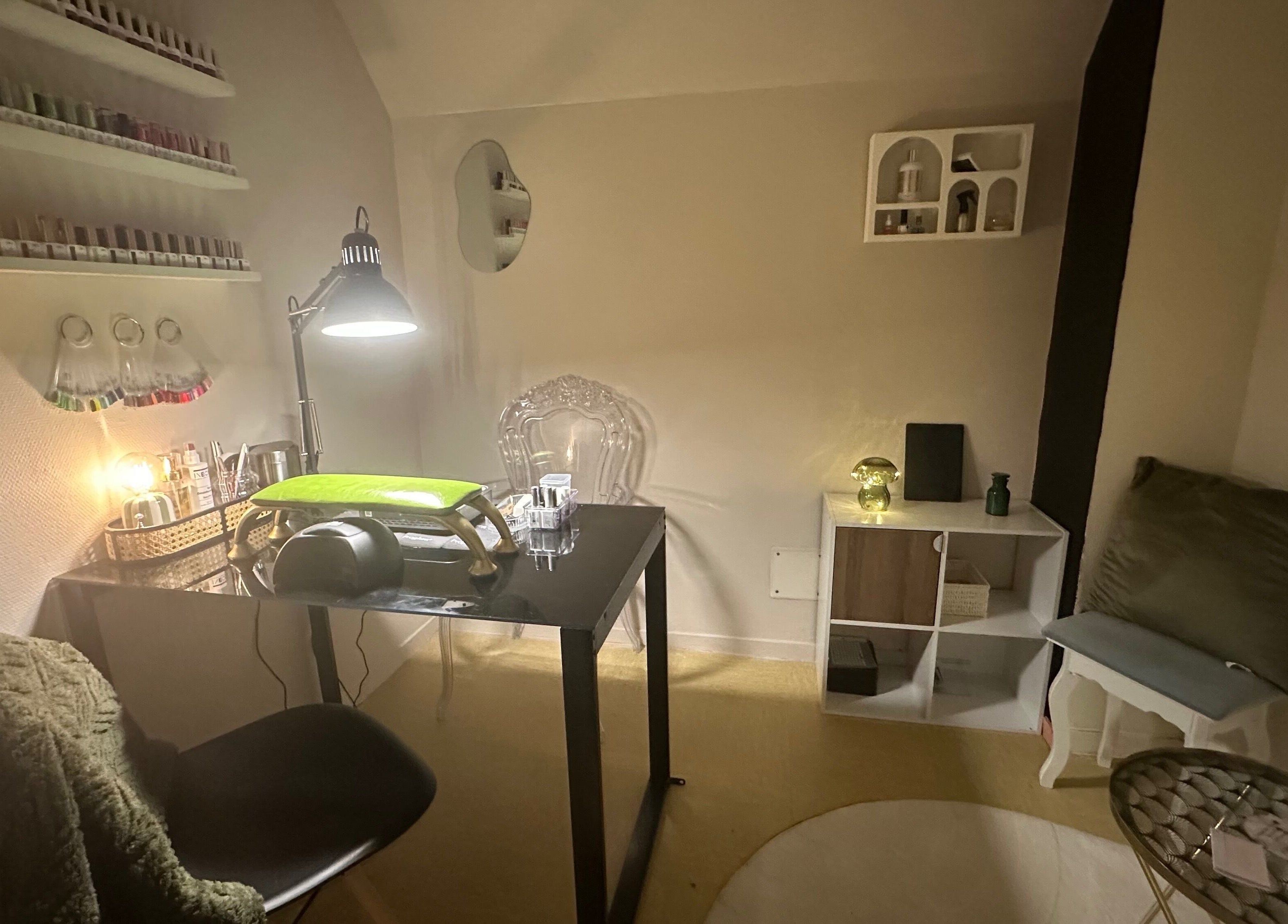 Intérieur de Passion Nails, La Hague, Normandie, FR. Espace manucure accueillant avec éclairage chaleureux.