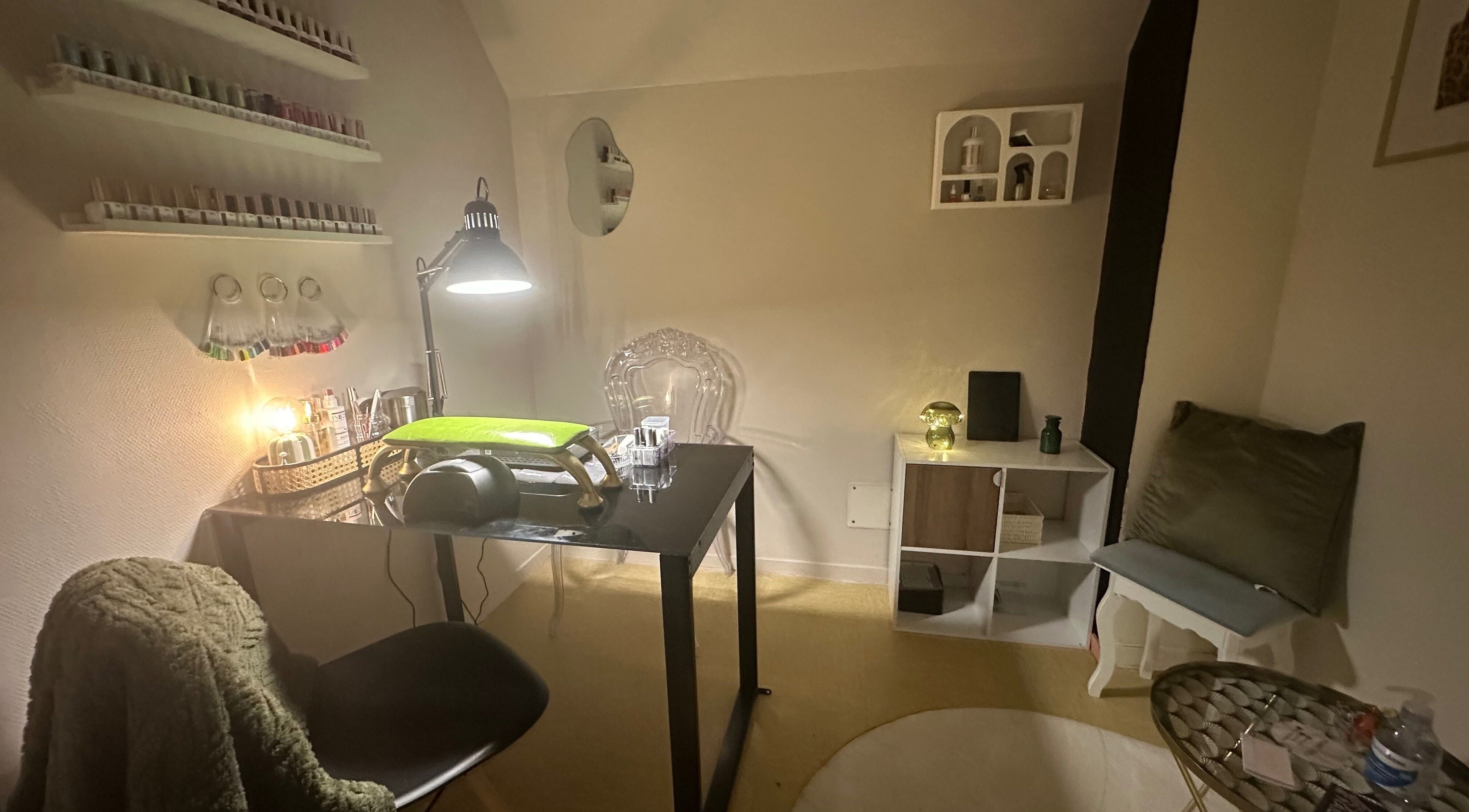 Intérieur de Passion Nails, La Hague, Normandie, FR. Espace manucure accueillant avec éclairage chaleureux.