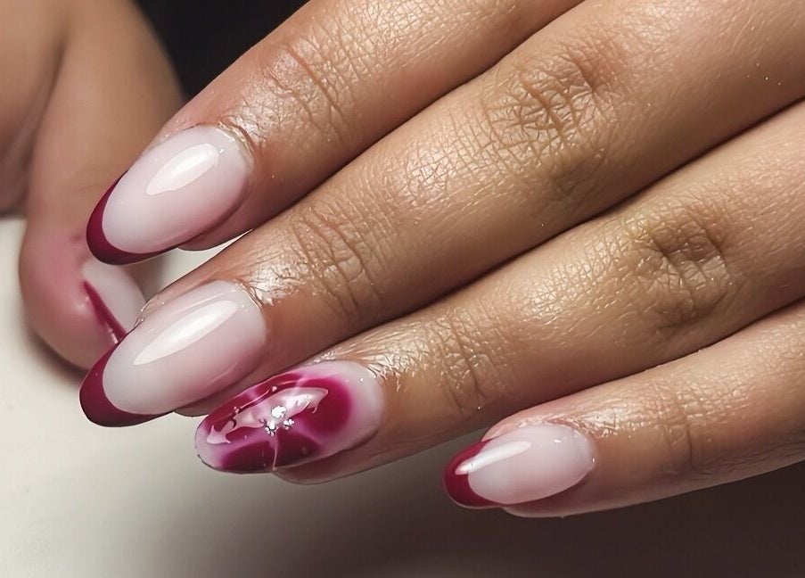 Design d'ongles rouge stylé chez Passion Nails, La Hague, Normandie, FR.