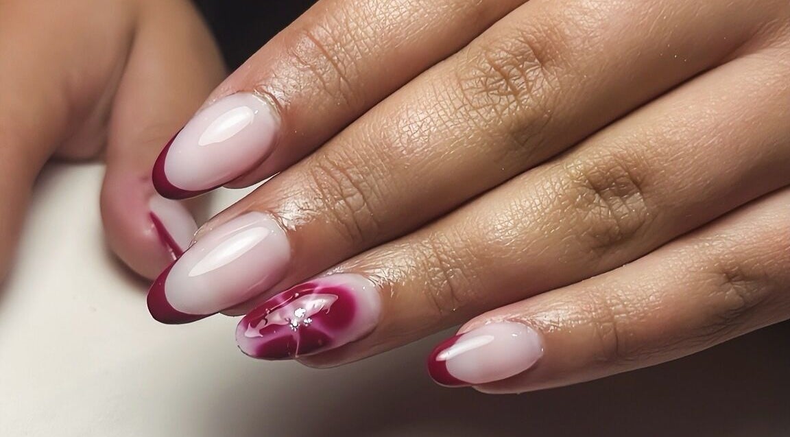 Design d'ongles rouge stylé chez Passion Nails, La Hague, Normandie, FR.