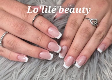 Manucure élégante aux ongles french chez Lo'lilé beauty, Outreau, Hauts-de-France, FR.