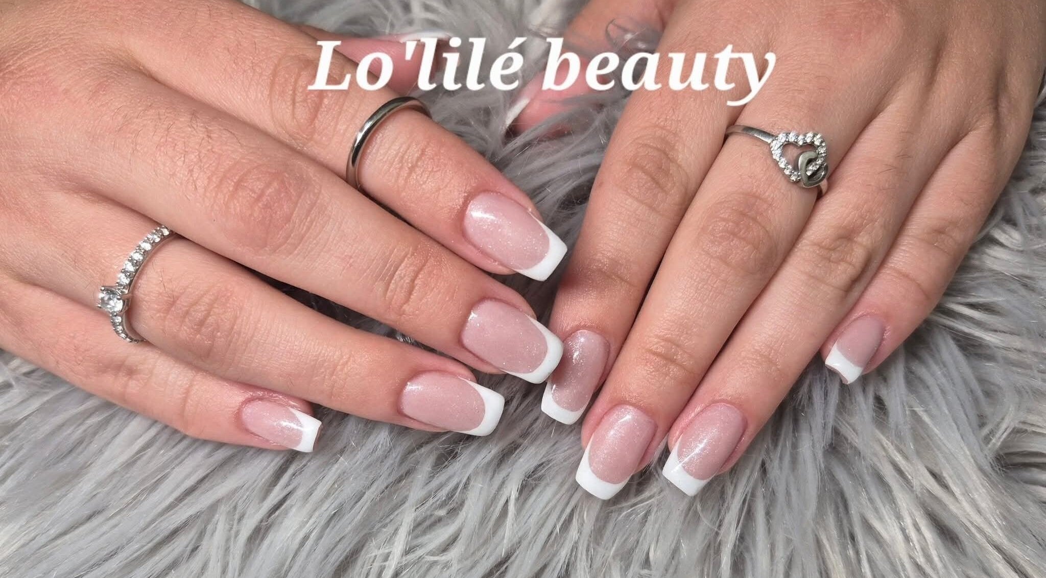 Manucure élégante aux ongles french chez Lo'lilé beauty, Outreau, Hauts-de-France, FR.