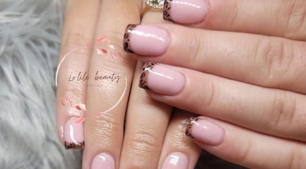 Manucure élégante chez Lo'lilé beauty, Outreau, Hauts-de-france, FR avec vernis rose et décor léopard.