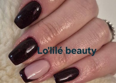 Manucure élégante en noir et nude chez Lo'lilé beauty, Outreau, Hauts-de-france, FR.
